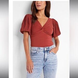 Express Twist Front Pleated Puff Sleeve Tee in Henna